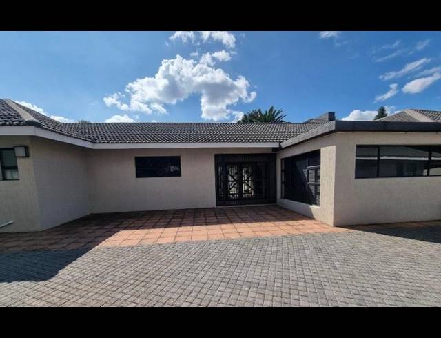 4 BEDROOM HOUSE FOR SALE IN VANDERBIJLPARK SW 5